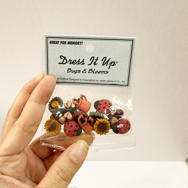 Dress It Up Memory Mates Buttons - Bugs and Blooms (For Journals, Scrapbooks)