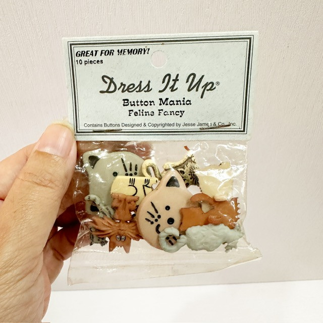 Dress It Up Button Mania - Feline Fancy (Scrapbooks, Junk Journals) - Image 2